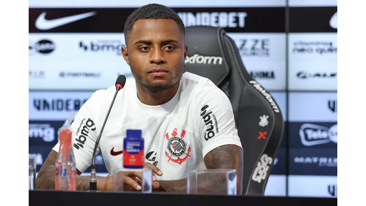 Diego Palacios durante entrevista de apresentação no Corinthians.