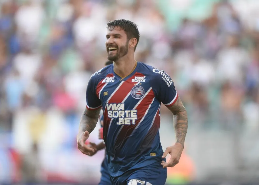 BA – SALVADOR – 26/01/2025 – BAIANO 2025, BAHIA X PORTO – Everaldo jogador do Bahia comemora seu gol com jogadores do seu time durante partida contra o Porto Rico no estadio Arena Fonte Nova pelo campeonato Baiano 2025. Foto: Jhony Pinho/AGIF