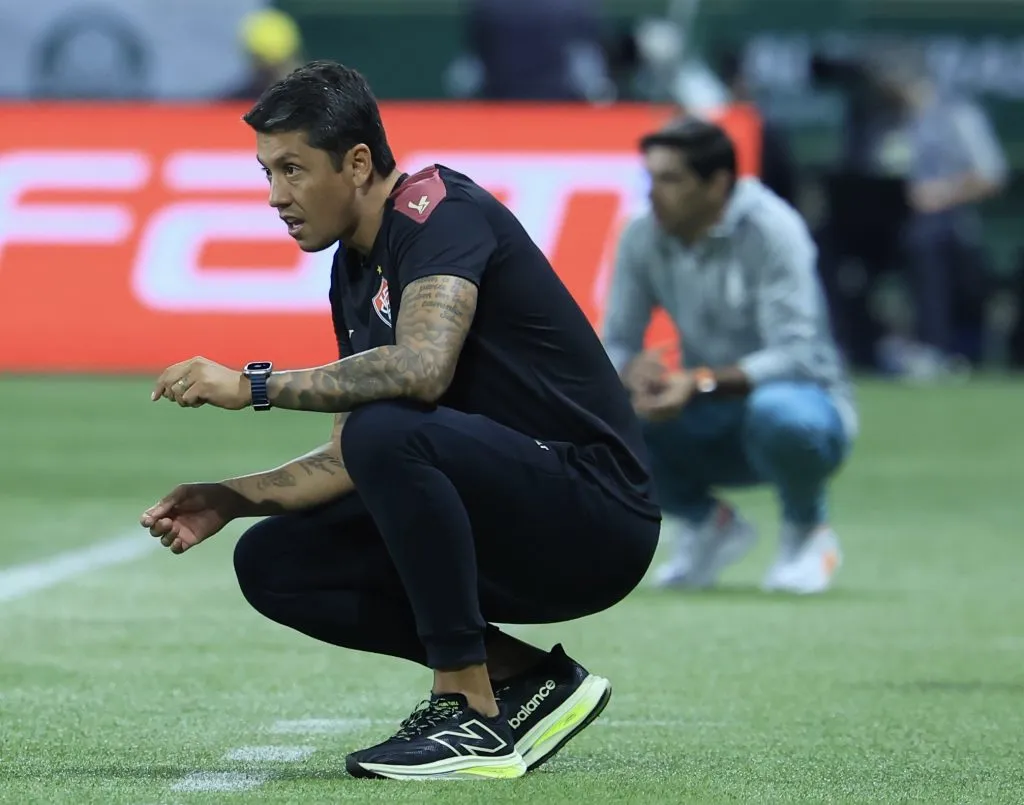 Thiago Carpini técnico do Vitoria durante partida contra o Palmeiras pelo campeonato Brasileiro A 2024. Foto: Marcello Zambrana/AGIF