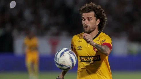 Lucas Lima jogador do Santa Cruz durante partida contra o Sport no estadio Arruda pelo campeonato Pernambucano 2025. Foto: Rafael Vieira/AGIF