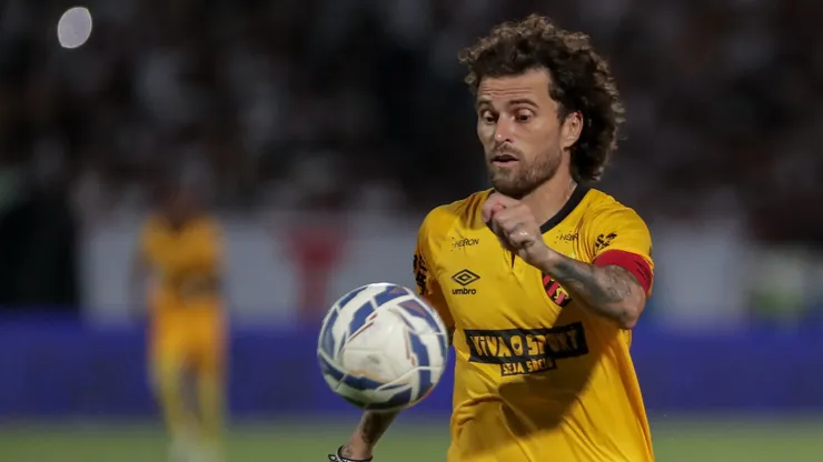 Lucas Lima jogador do Santa Cruz durante partida contra o Sport no estadio Arruda pelo campeonato Pernambucano 2025. Foto: Rafael Vieira/AGIF