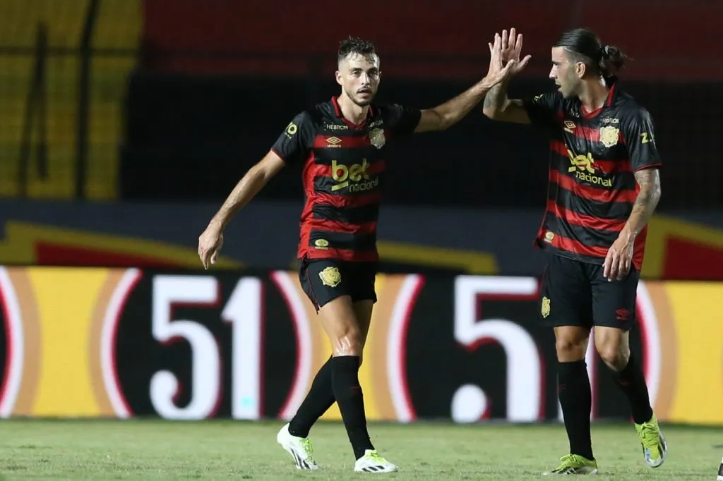 Hyoran e Sergio Oliveira jogadores do Sport durante a partida entre Sport e CRB na Ilha do Retiro em Recife (PE), pela Copa do Nordeste 2025. Foto: Marlon Costa/AGIF