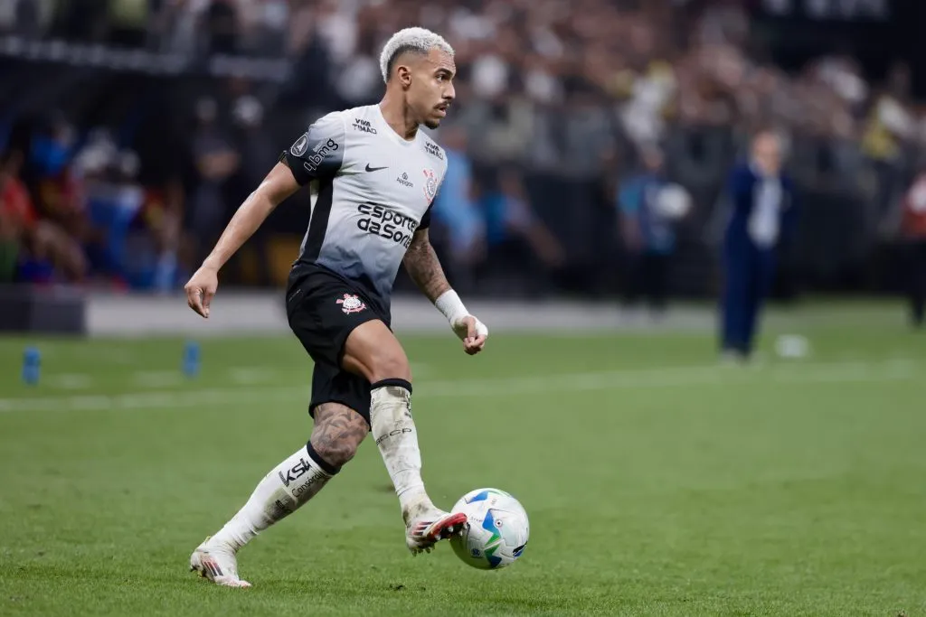 SP – SAO PAULO – 26/02/2025 – COPA LIBERTADORES 2025, CORINTHIANS X UNIVERSIDAD CENTRAL – Matheuzinho jogador do Corinthians durante partida contra o Universidad Central no estadio Arena Corinthians pelo campeonato Copa Libertadores 2025. Foto: Marcello Zambrana/AGIF