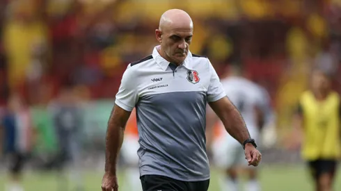 Itamar Schulle tecnico do Santa Cruz durante a partida entre Sport e Santa Cruz na Ilha do Retiro em Recife (PE), pelo campeonato pernambucano 2025. Foto: Marlon Costa/AGIF