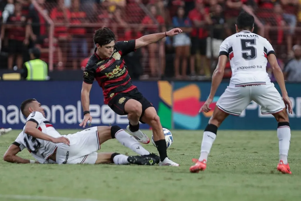 Lenny Lobato jogador do Sport durante partida contra o Santa Cruz no estadio Ilha do Retiro pelo campeonato Pernambucano 2025. Foto: Rafael Vieira/AGIF