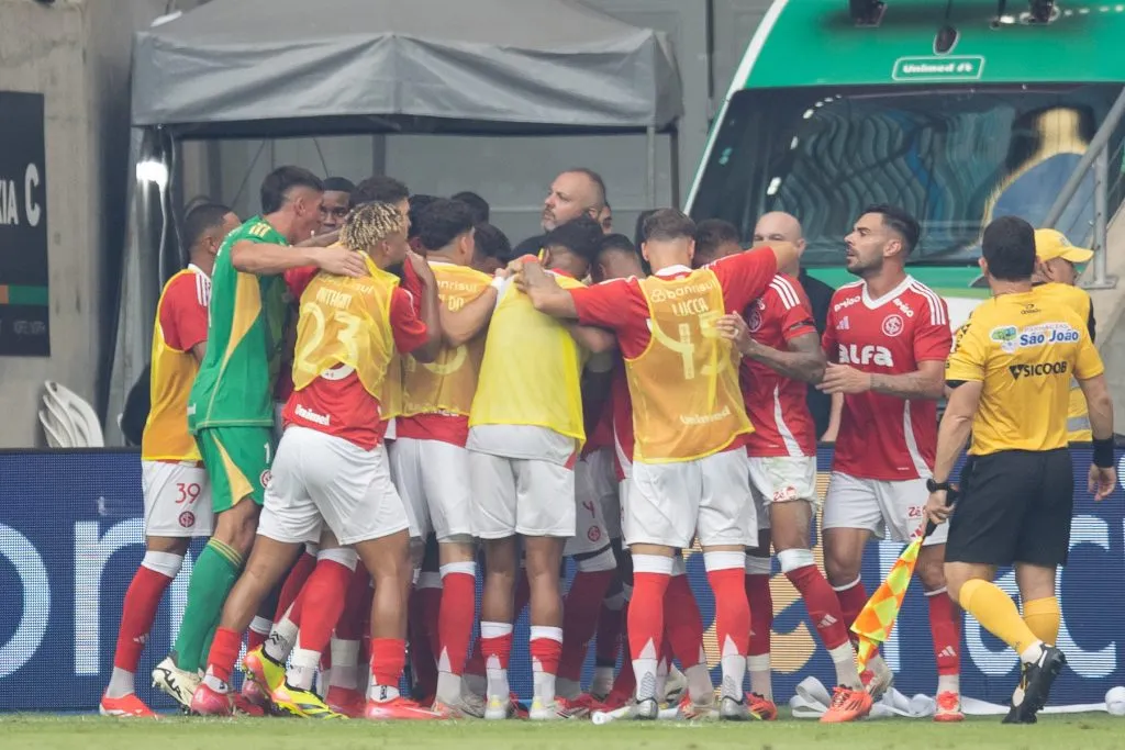 Alan Patrick jogador do Internacional comemora seu gol com jogadores do seu time durante partida contra o Gremio no estadio Arena do Gremio pelo campeonato Gaucho 2025. Foto: Liamara Polli/AGIF