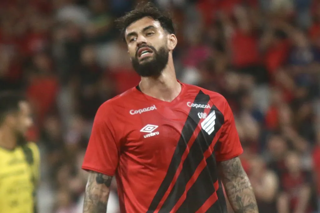 Mastriani lamentando durante partida contra o Cascavel no Campeonato Paranaense de 2025. Foto: Gabriel Machado/AGIF