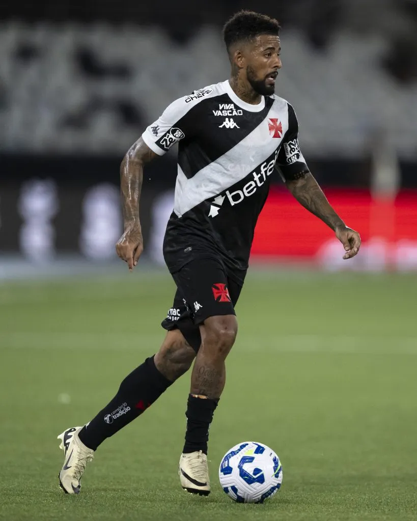 RJ – RIO DE JANEIRO – 05/03/2025 – COPA DO BRASIL 2025, NOVA IGUACU X VASCO – Paulinho jogador do Vasco durante partida contra o Nova Iguacu no estadio Engenhao pelo campeonato Copa Do Brasil 2025. Foto: Jorge Rodrigues/AGIF