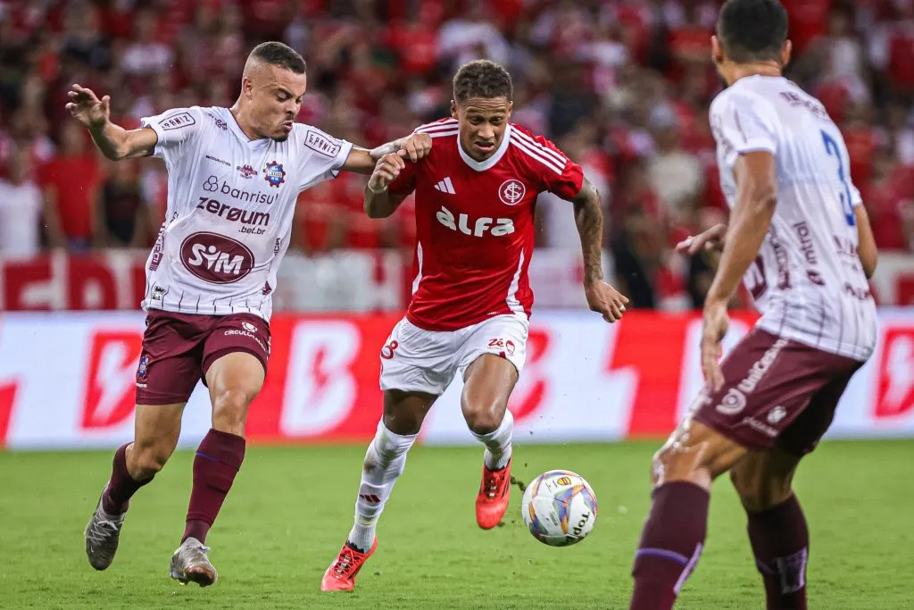Vitinho jogador do Internacional durante partida contra o Caxias pelo campeonato Gaucho 2025. Foto: Maxi Franzoi/AGIF