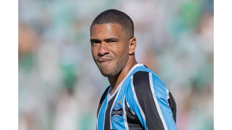 Lucas Esteves durante confronto contra o Juventude no Campeonato Gaúcho 2025.