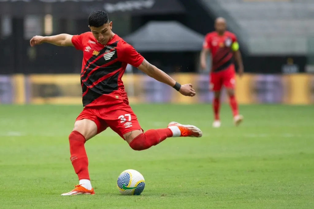 Esquivel jogador do Athlético-PR durante partida contra o Atlético-MG campeonato Brasileiro A 2024. Foto: Fernando Moreno/AGIF