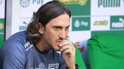 Zubeldía durante confronto entre Palmeiras e São Paulo no Paulistão 2025.