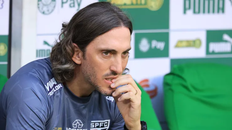 Zubeldía durante confronto entre Palmeiras e São Paulo no Paulistão 2025.