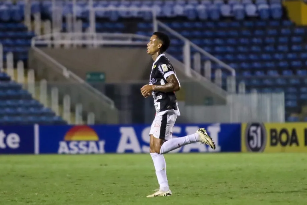 Allanzinho  jogador do Ferroviário comemora seu gol durante partida contra o Altos no estádio Presidente Vargas (CE) pelo campeonato Copa Do Nordeste 2025. Foto: Lucas Emanuel/AGIF