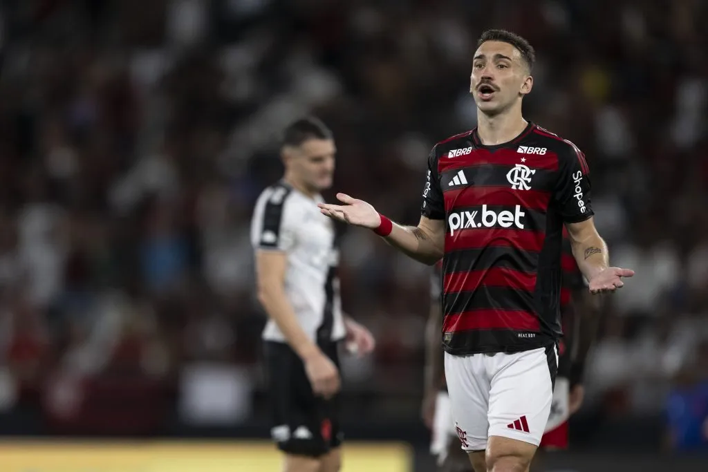 Leo Ortiz jogador do Flamengo durante partida contra o Vasco no estadio Engenhao pelo campeonato Carioca 2025. Foto: Jorge Rodrigues/AGIF