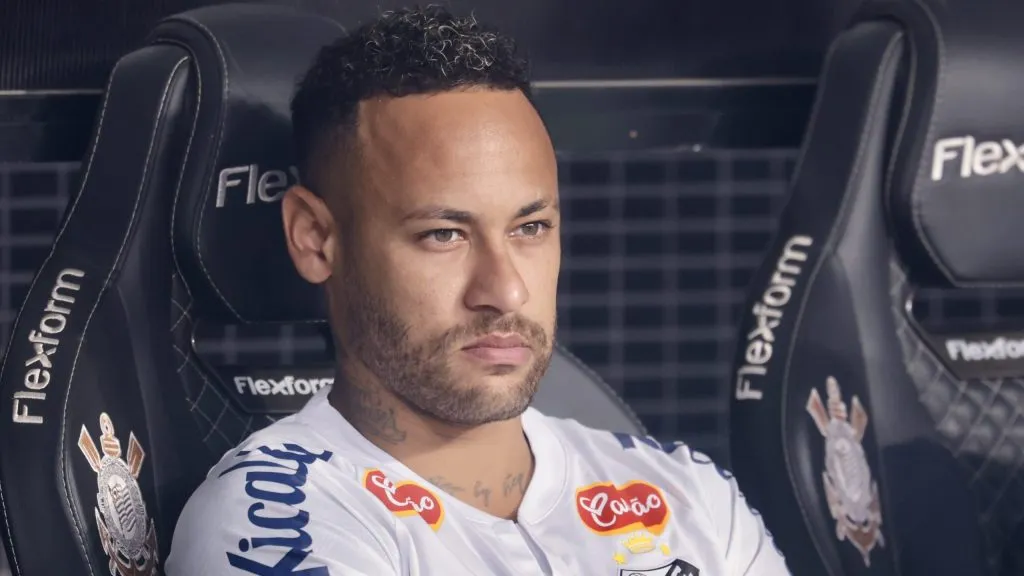 Neymar no banco de reservas em Corinthians x Santos. Foto: Marcello Zambrana/AGIF