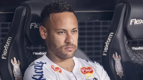 Neymar no banco de reservas em Corinthians x Santos. Foto: Marcello Zambrana/AGIF