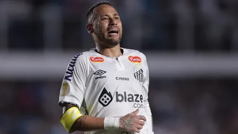Neymar em partida pelo Santos. Foto: Ettore Chiereguini/AGIF