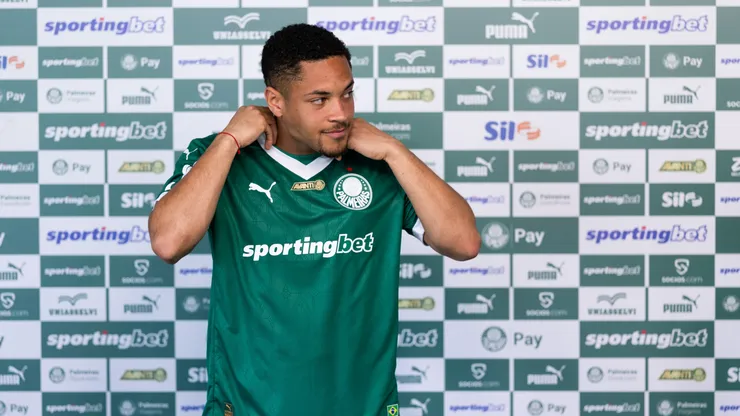 Vitor Roque durante sua apresentação oficial como jogador do Palmeiras em coletiva de imprensa realizada no CT Academia de Futebol. Foto: Ettore Chiereguini/AGIF