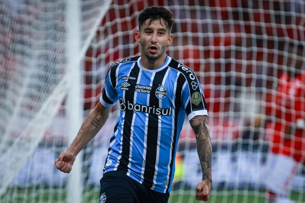 Mathias Villasanti jogador do Gremio comemora seu gol durante partida contra o Internacional no estadio Beira-Rio pelo campeonato Gaucho 2024. Foto: Maxi Franzoi/AGIF