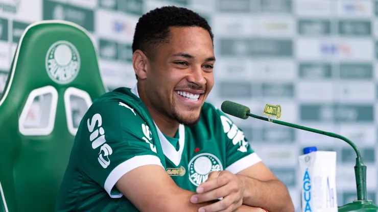Vitor Roque durante sua apresentacao oficial como jogador do Palmeiras em coletiva de imprensa realizada no CT Academia de Futebol.