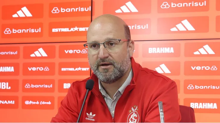 José Olavo Bisol prega pés no chão. - Foto: Ricardo Duarte/Internacional.