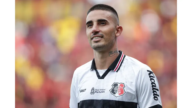 Thiago Galhardo durante confronto contra o Sport no Campeonato Pernambucano de 2025.