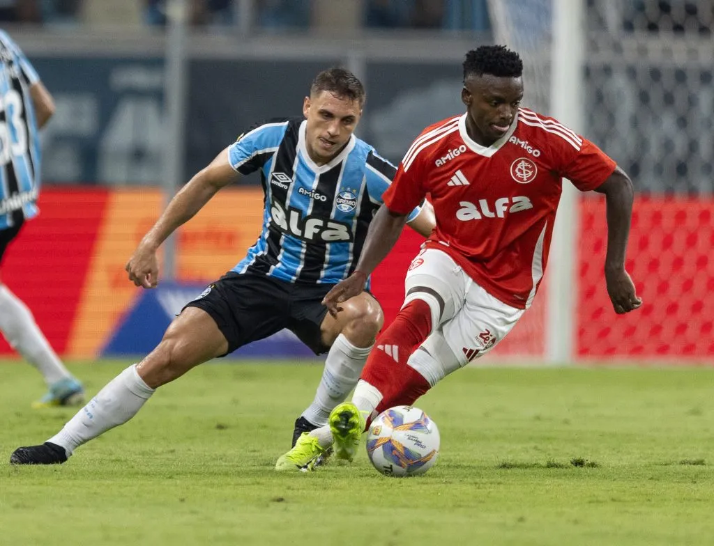 Christian jogador do Gremio disputa lance com Carbonero jogador do Internacional durante partida no estadio Arena do Gremio pelo campeonato Gaucho 2025. Foto: Liamara Polli/AGIF