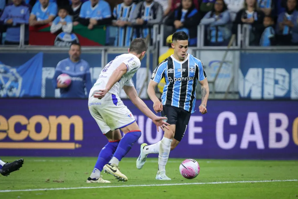 Alexander Aravena jogador do Grêmio durante partida contra o Fortaleza  pelo campeonato Brasileiro A 2024. Foto: Maxi Franzoi/AGIF