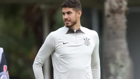 Pedro Raul treinando no CT Joaquim Grava do Corinthians em 2024