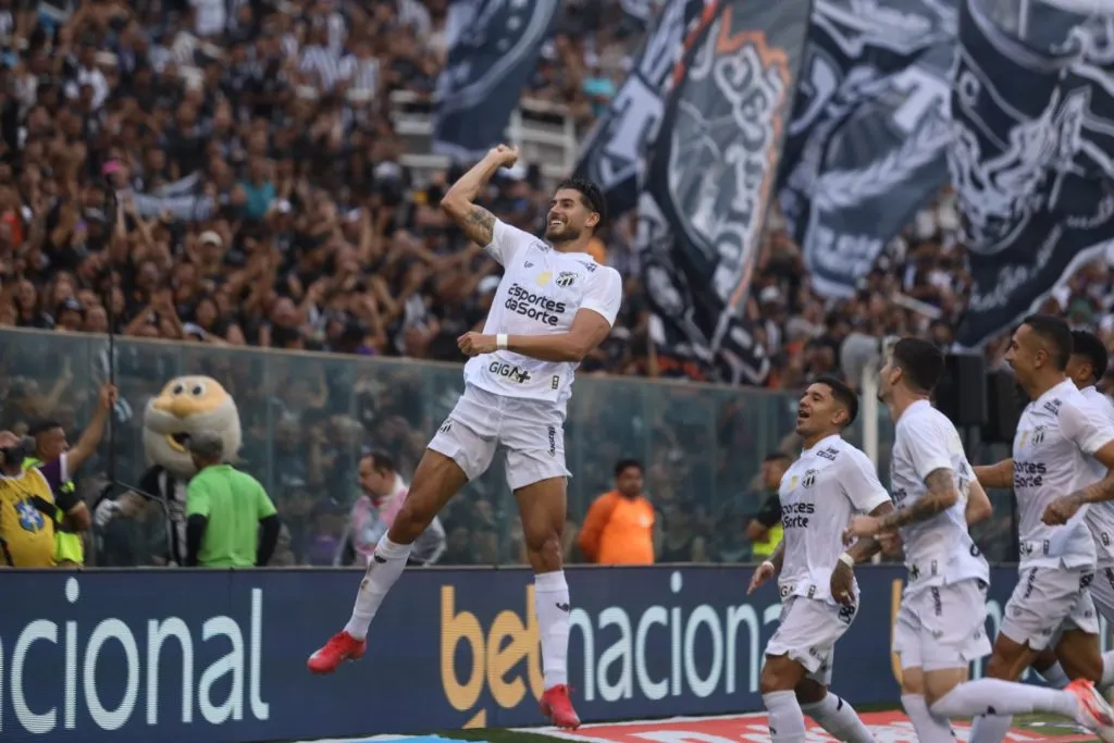 Pedro Raul jogador do Ceara comemora seu gol durante partida contra pelo campeonato Cearense 2025. Foto: Lucas Emanuel/AGIF