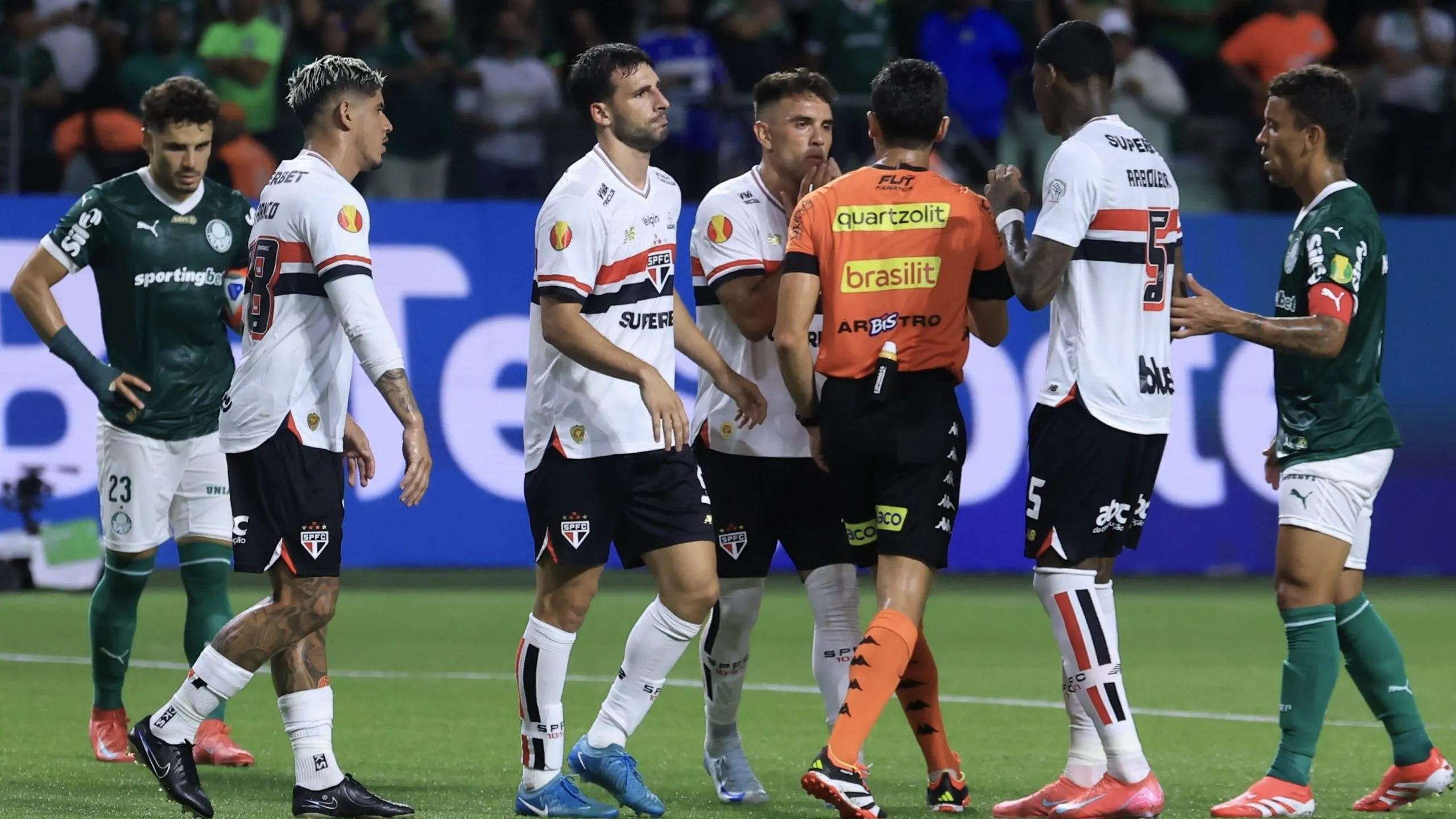 SP – SAO PAULO – 10/03/2025 – PAULISTA 2025, PALMEIRAS X SAO PAULO – jogadores do Sao Paulo reclamam com a arbitragem durante partida contra o Palmeiras no estAdio Arena Allianz Parque pelo campeonato Paulista 2025. Foto: Marcello Zambrana/AGIF