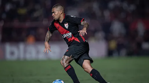 Lucas Esteves jogador do Atletico-GO durante partida contra o Vitoria no estadio Antonio Accioly pelo campeonato Brasileiro B 2023.