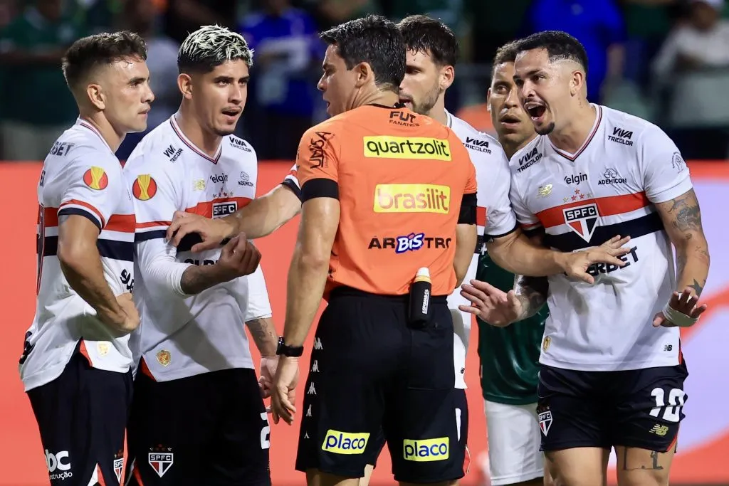 Jogadores do São Paulo reclamam com a arbitragem durante partida contra o Palmeiras no Campeonato Paulista 2025. Foto: Marcello Zambrana/AGIF