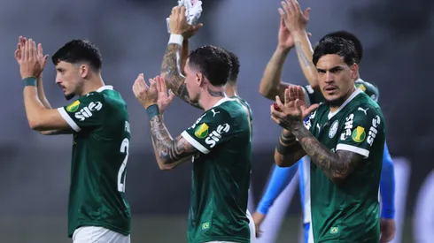Jogadores do Palmeiras agradecendo o apoio da torcida.