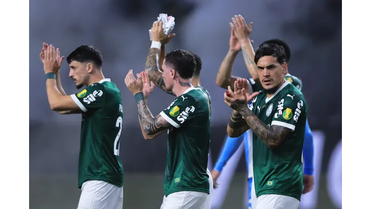 Jogadores do Palmeiras agradecendo o apoio da torcida.