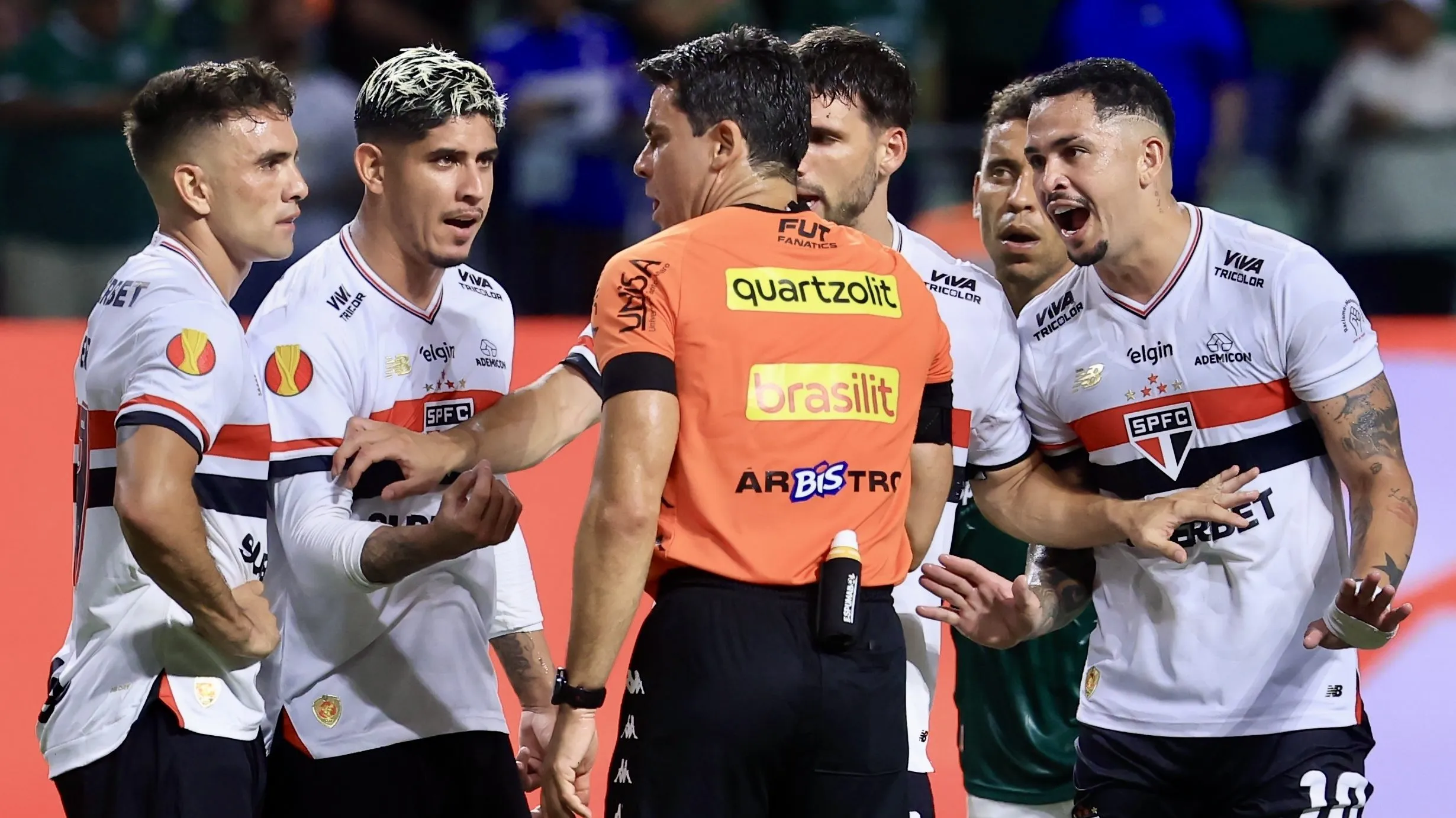 São Paulo ficou na bronca com a arbitragem – Foto: Marcello Zambrana/AGIF.