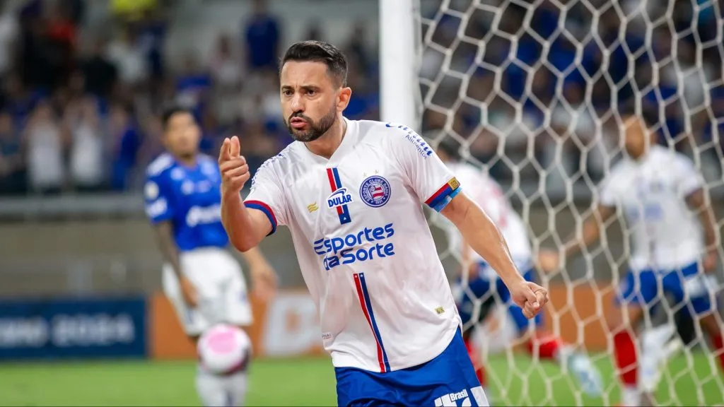 Everton Ribeiro durante partida contra o Cruzeiro no Campeonato Brasileiro de 2024. Foto: Fernando Moreno/AGIF