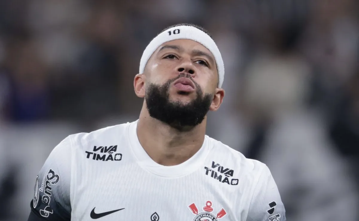 Augusto Melo defende Memphis Depay no Corinthians