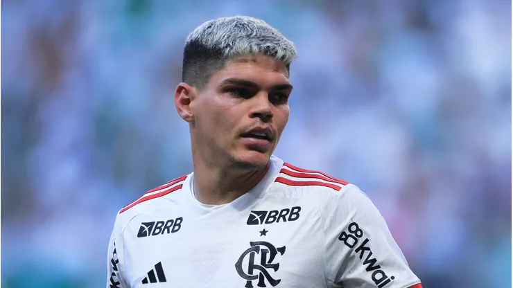 Ayrton Lucas virou assunto no Palmeiras.