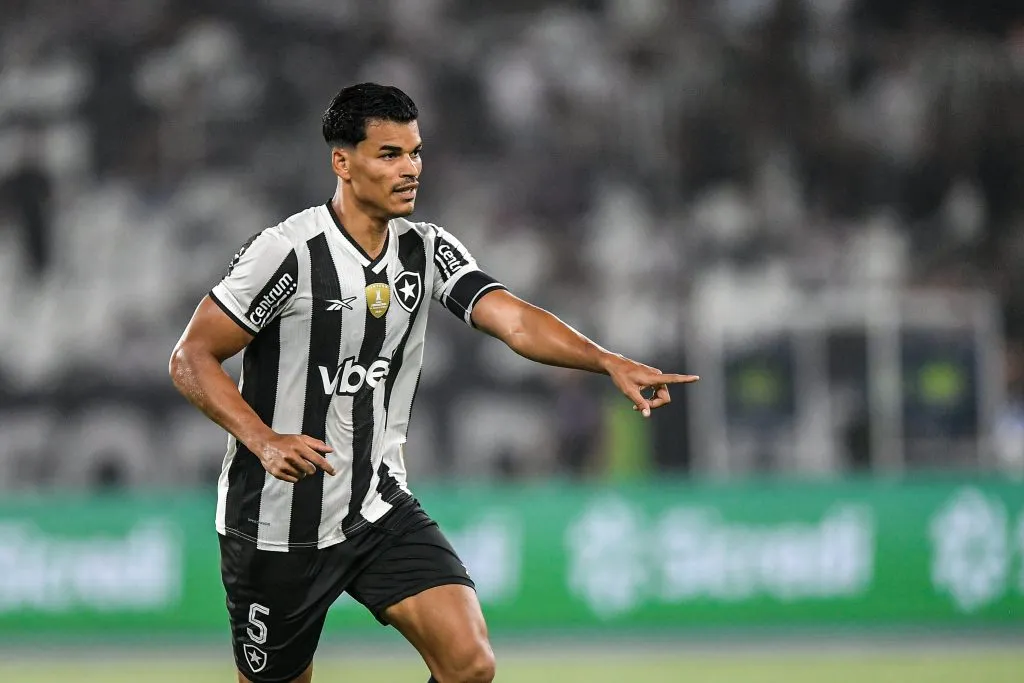 Danilo Barbosa jogador do Botafogo durante partida contra o Fluminense  pelo campeonato Carioca 2025. Foto: Thiago Ribeiro/AGIF