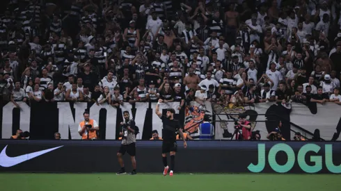 Torcida do Corinthians ainda não quitou a Arena.