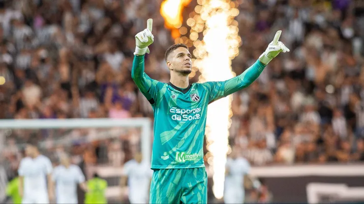 Bruno Ferreira goleiro do Ceara comemora gol durante partida contra o Avai no estadio Arena Castelao pelo campeonato Brasileiro B 2024. Foto: Baggio Rodrigues/AGIF