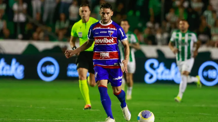 Emmanuel Martinez jogador do Fortaleza durante partida contra o Juventude no estadio Alfredo Jaconi pelo campeonato Brasileiro A 2024. Foto: Luiz Erbes/AGIF
