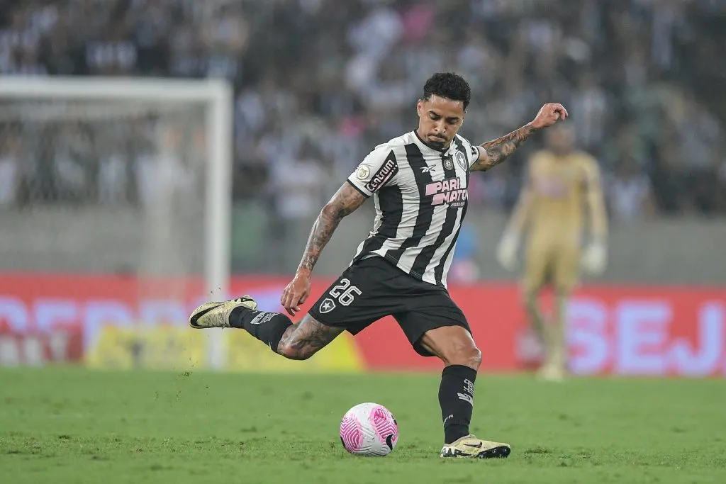 Gregore jogador do Botafogo durante partida contra o Criciúma pelo campeonato Brasileiro A 2024. Foto: Thiago Ribeiro/AGIF