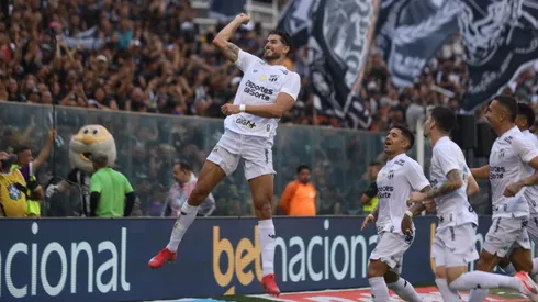 Pedro Raul jogador do Ceara comemora seu gol durante partida contra o Maracana no estadio Presidente Vargas (CE) pelo campeonato Cearense 2025. Foto: Lucas Emanuel/AGIF