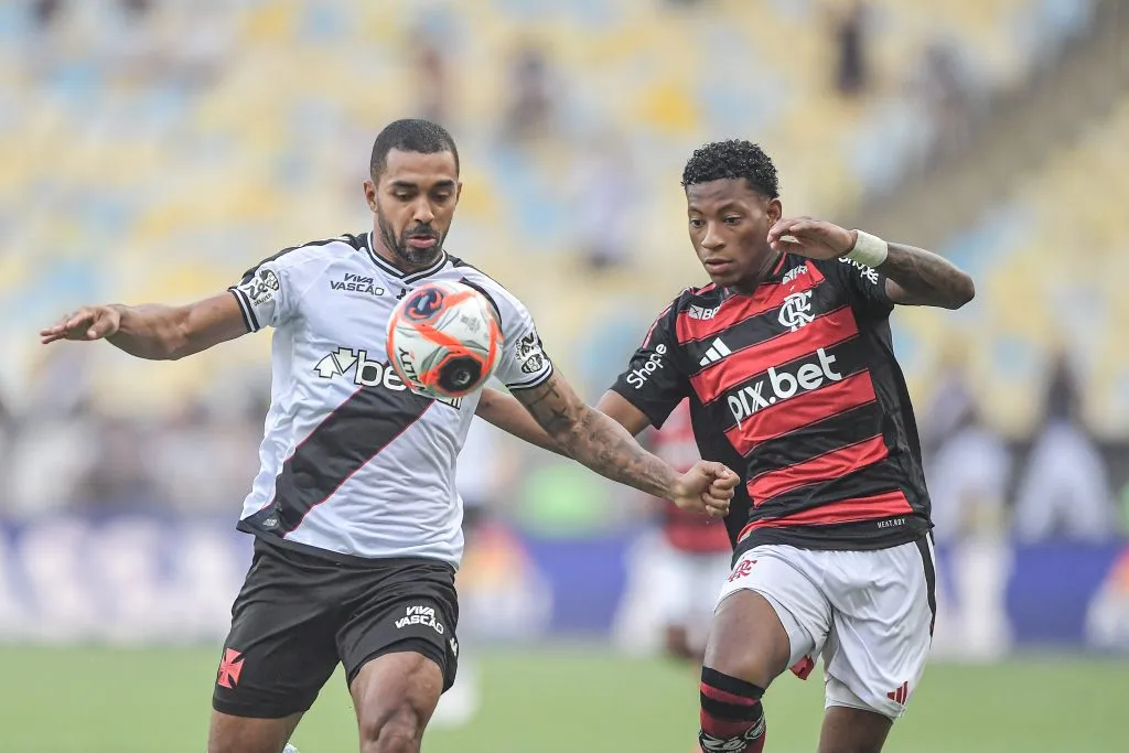 RJ – RIO DE JANEIRO – 08/03/2025 – CARIOCA 2025, FLAMENGO X VASCO – Plata jogador do Flamengo disputa lance com Paulo Henrique jogador do Vasco durante partida no estadio Maracana pelo campeonato Carioca 2025. Foto: Thiago Ribeiro/AGIF