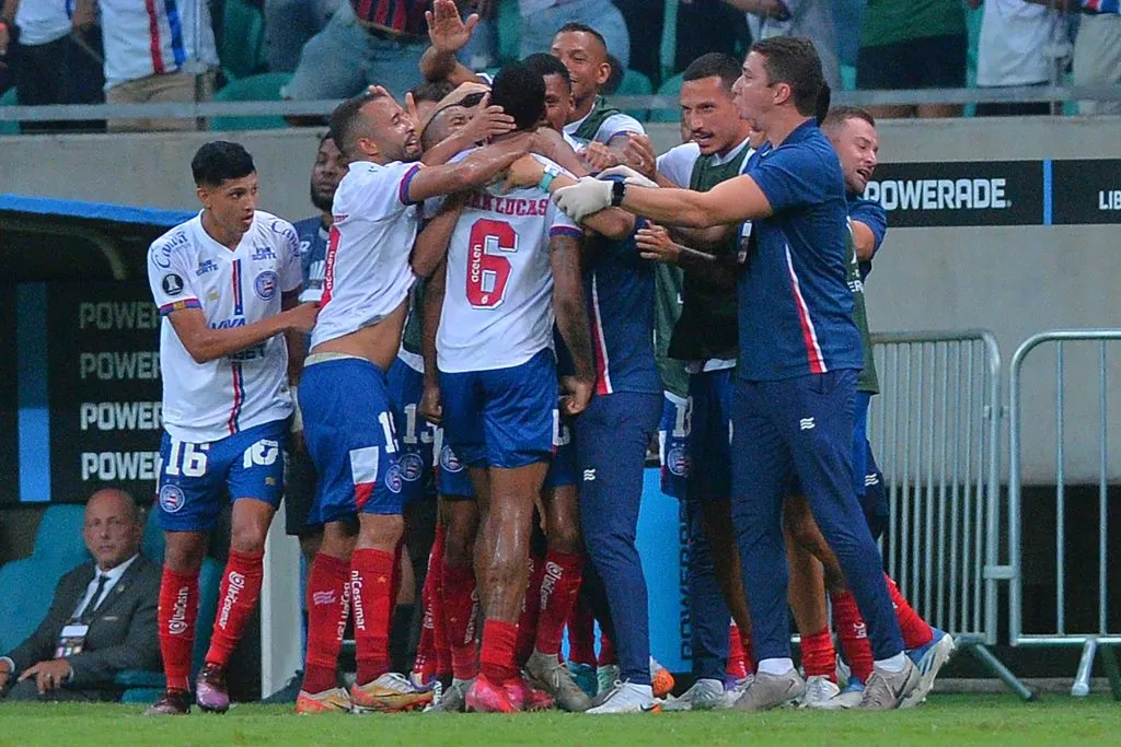 Jean Lucas, jogador do Bahia comemora seu gol com jogadores do seu time durante partida contra o Boston River no estadio Arena Fonte Nova pelo campeonato Copa Libertadores 2025. Foto: Walmir Cirne/AGIF