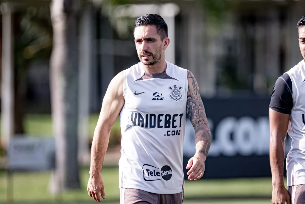 SP – SAO PAULO – 21/03/2024 – CORINTHIANS, TREINO – Igor Coronado jogador do Corinthians durante chegada do time para treino no Centro de Treinamento CT Joaquim Grava. Foto: Leonardo Lima/AGIF