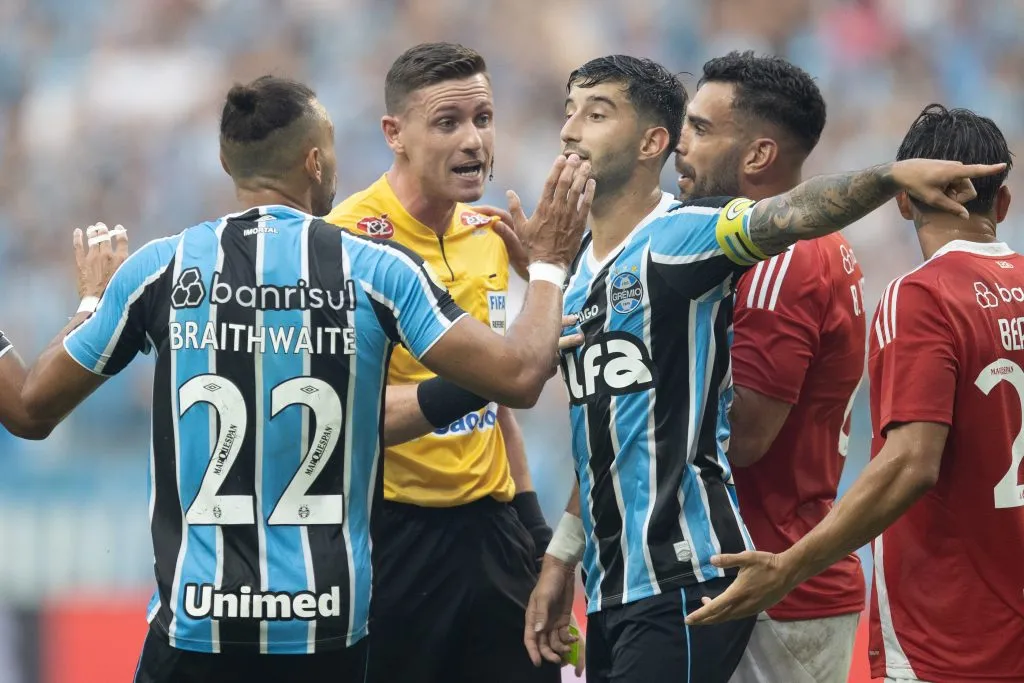 Villasanti e Braithwhite jogadores do Gremio reclamam com a arbitragem durante partida contra o Internacional no estadio Arena do Gremio pelo campeonato Gaucho 2025. Foto: Liamara Polli/AGIF